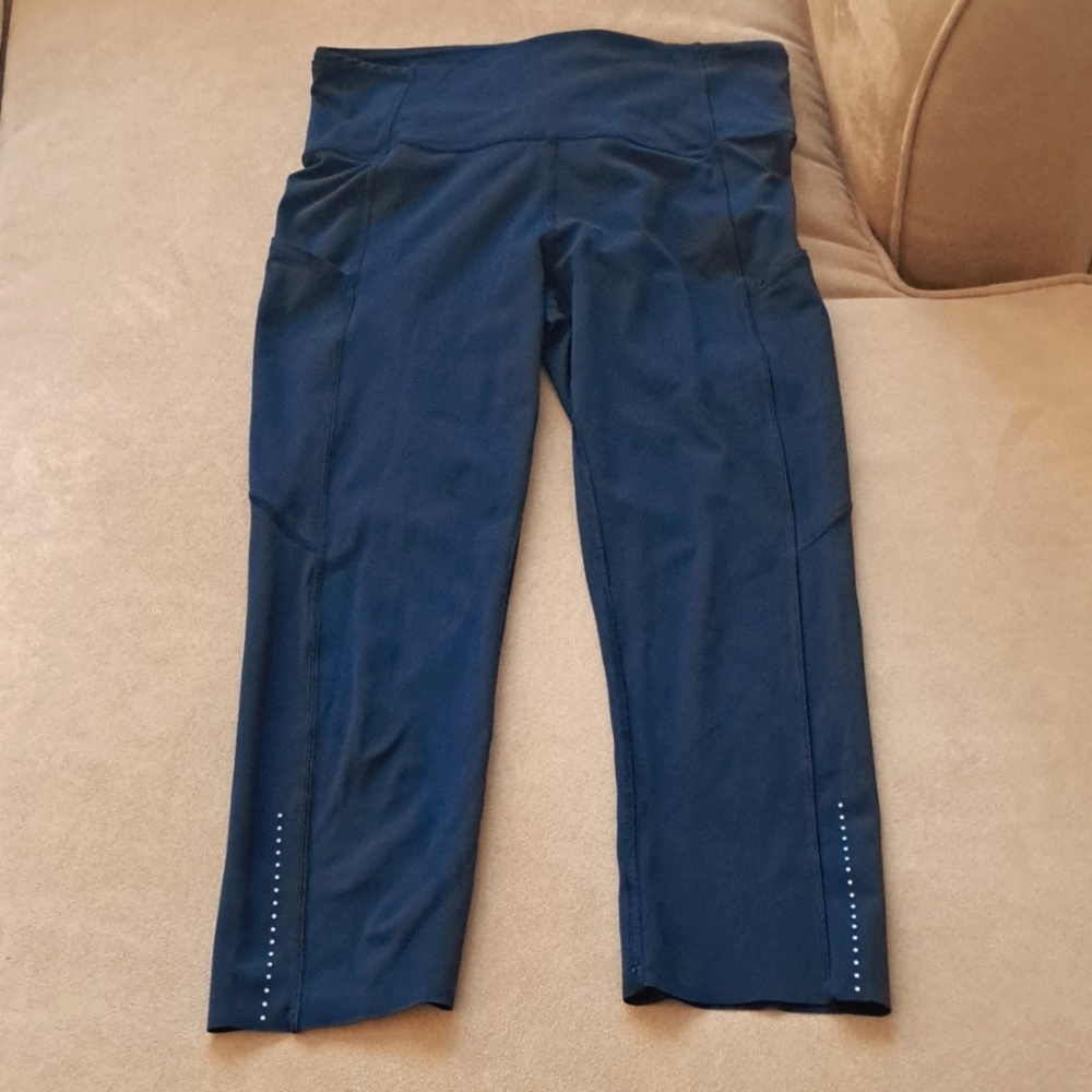 Lululemon Fast and Free Crop 19inch inseam  True Navy. EXCELLENT condition sz6
